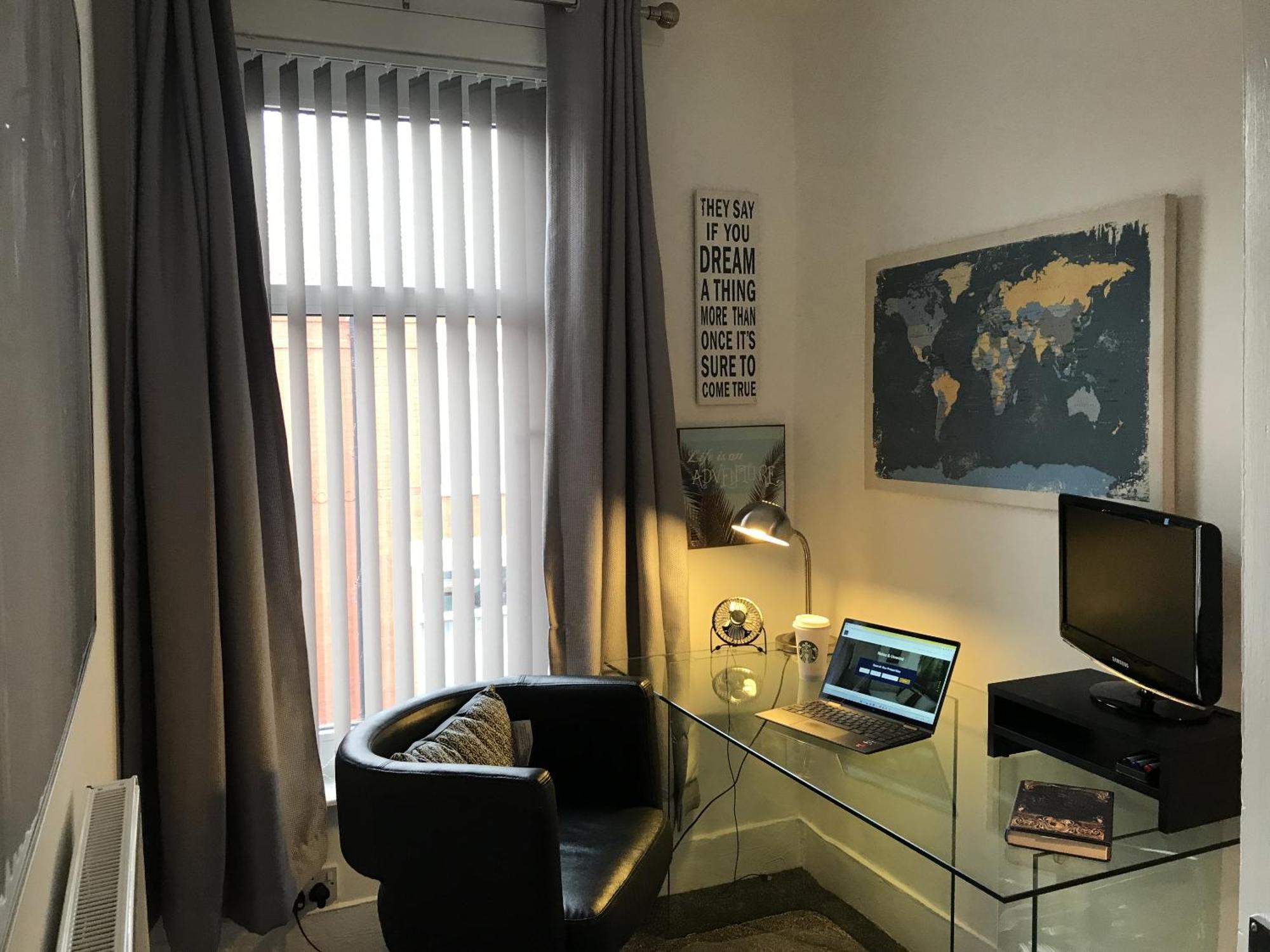 Bright Spacious 3-Bed With Office & Patio, Preston เพรสตัน ภายนอก รูปภาพ