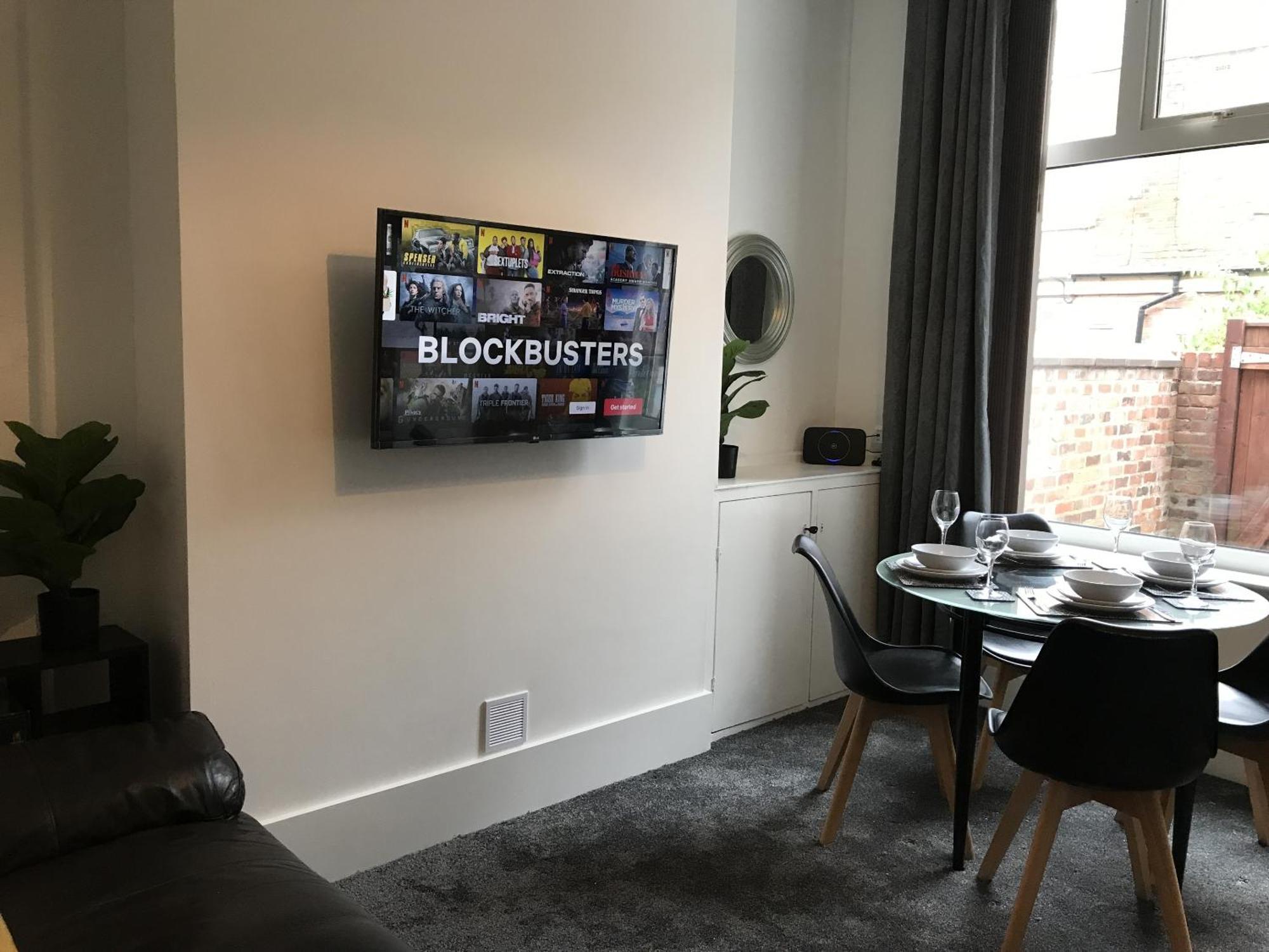 Bright Spacious 3-Bed With Office & Patio, Preston เพรสตัน ภายนอก รูปภาพ